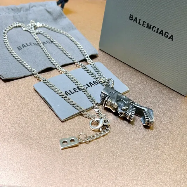 Balenciaga pingente caveira isqueiro corrente de prata 3
