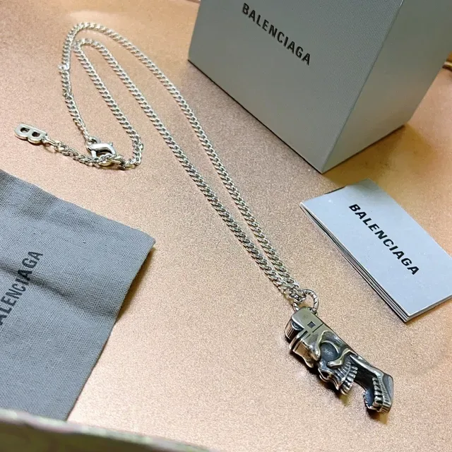 Balenciaga pingente caveira isqueiro corrente de prata 7