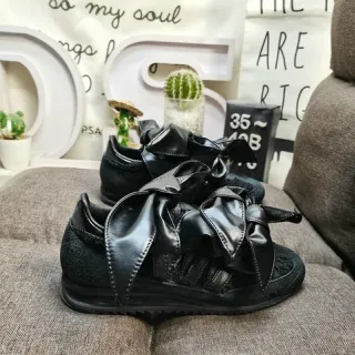 Balenciaga Speed Trainer أحذية رياضية سوداء مع قوس كبير وكعب سميك