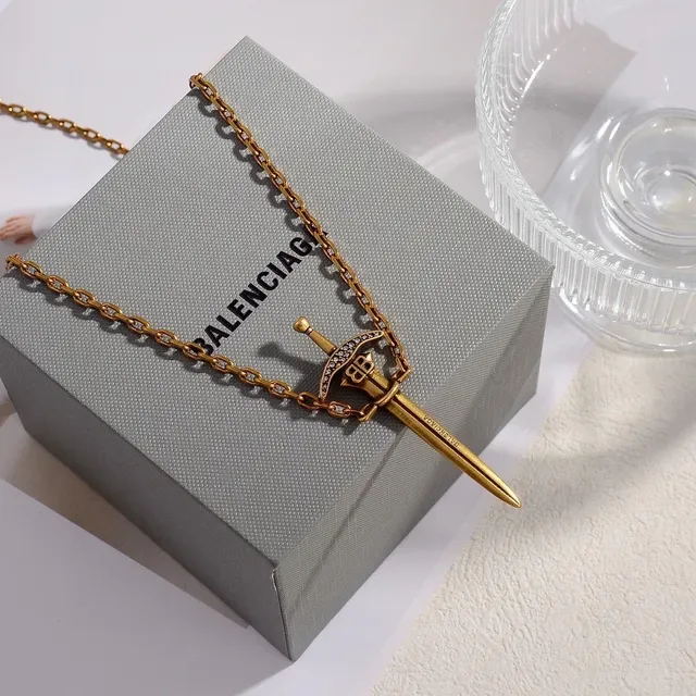 Balenciaga Collier Pendentif Épée Argent et Or 5