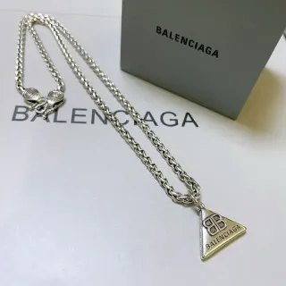 Balenciaga قلادة مثلثية سلسلة كيرب فضية