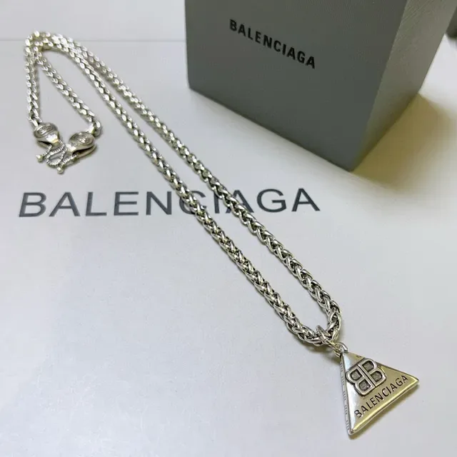 Balenciaga Colar Pendente Triangular Corrente Curb Prata 3