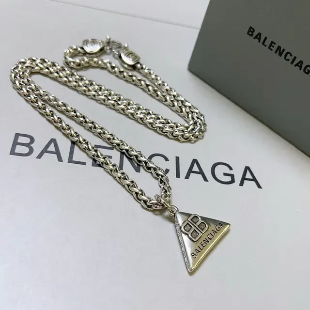 Balenciaga Colar Pendente Triangular Corrente Curb Prata 4