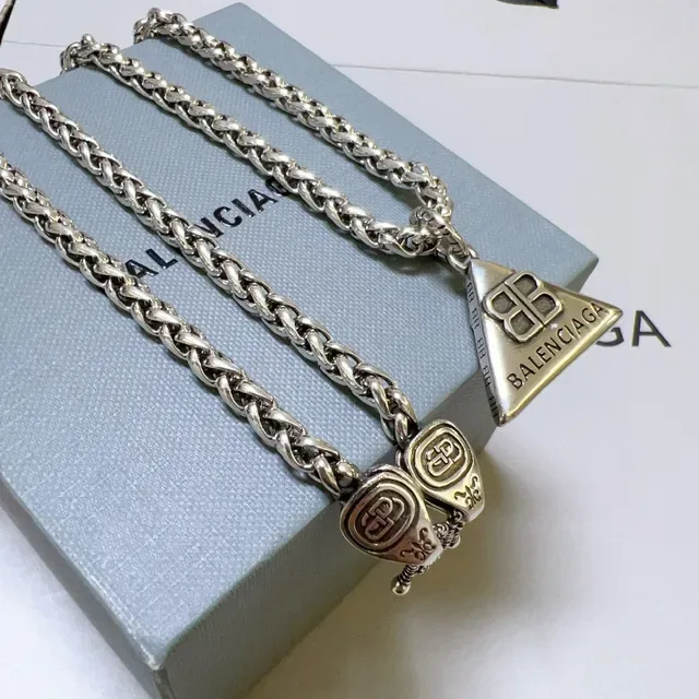 Balenciaga Colar Pendente Triangular Corrente Curb Prata 6