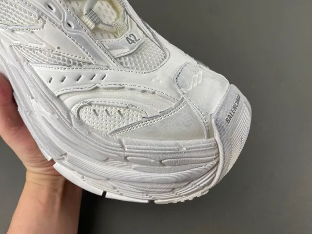 Balenciaga Tênis Chunky Brancos com Solado Esculpido, Malha Camada e Recobrimentos Sintéticos 2