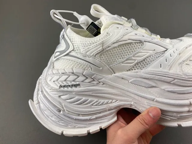 Balenciaga Tênis Chunky Brancos com Solado Esculpido, Malha Camada e Recobrimentos Sintéticos 3