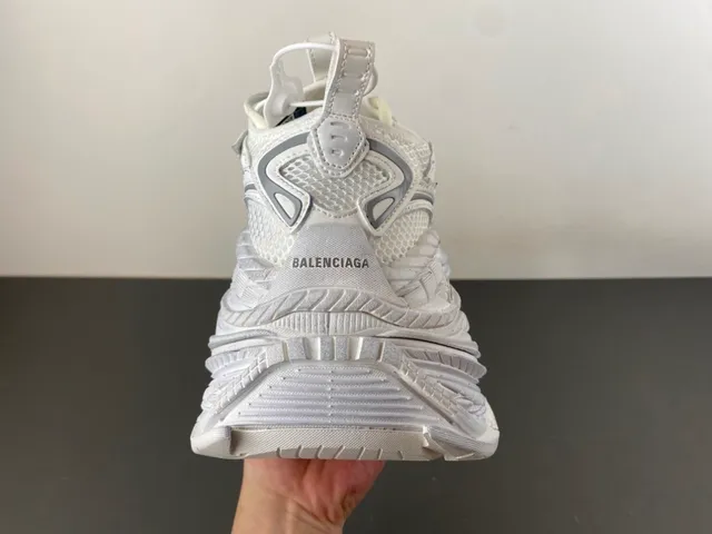 Balenciaga Tênis Chunky Brancos com Solado Esculpido, Malha Camada e Recobrimentos Sintéticos 4