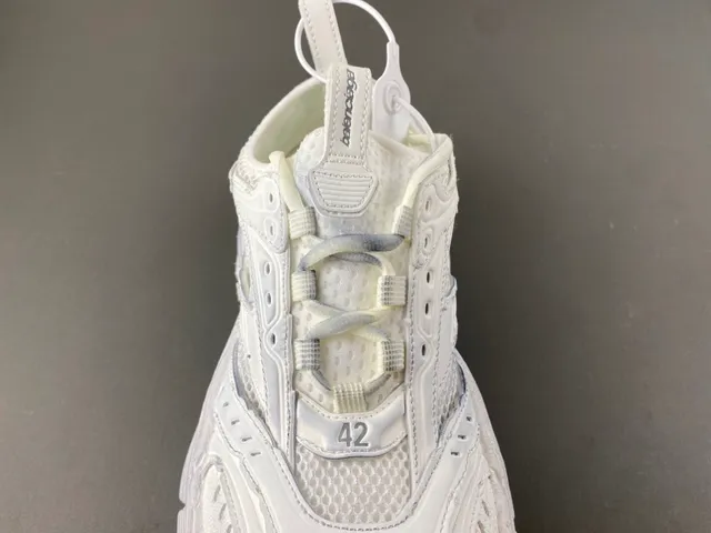 Balenciaga Tênis Chunky Brancos com Solado Esculpido, Malha Camada e Recobrimentos Sintéticos 6