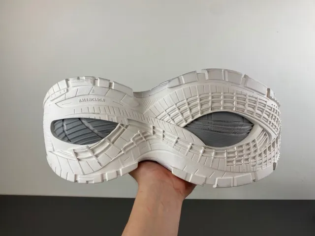 Balenciaga Tênis Chunky Brancos com Solado Esculpido, Malha Camada e Recobrimentos Sintéticos 9