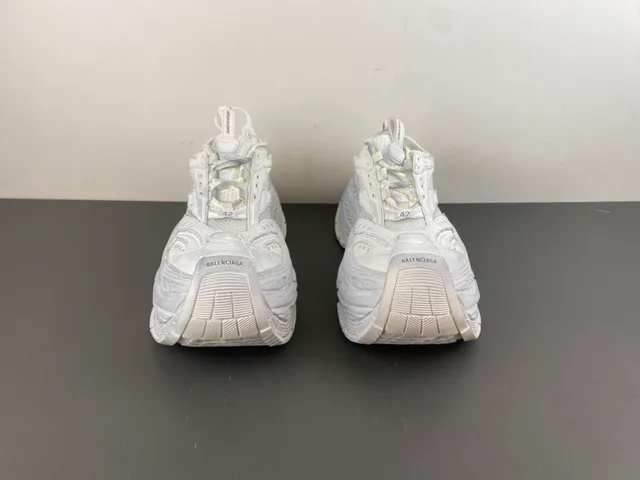 Balenciaga Tênis Chunky Brancos com Solado Esculpido, Malha Camada e Recobrimentos Sintéticos 11