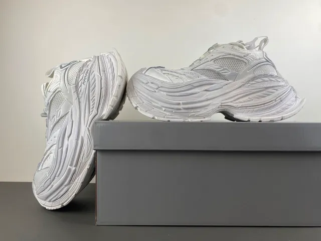 Balenciaga Tênis Chunky Brancos com Solado Esculpido, Malha Camada e Recobrimentos Sintéticos 14