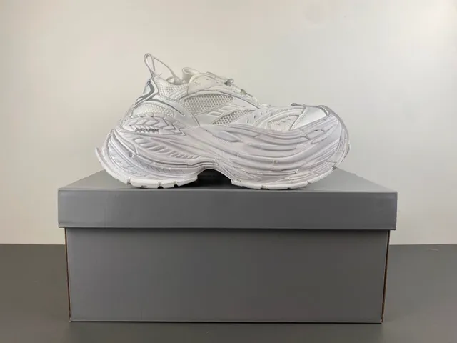 Balenciaga Tênis Chunky Brancos com Solado Esculpido, Malha Camada e Recobrimentos Sintéticos 15