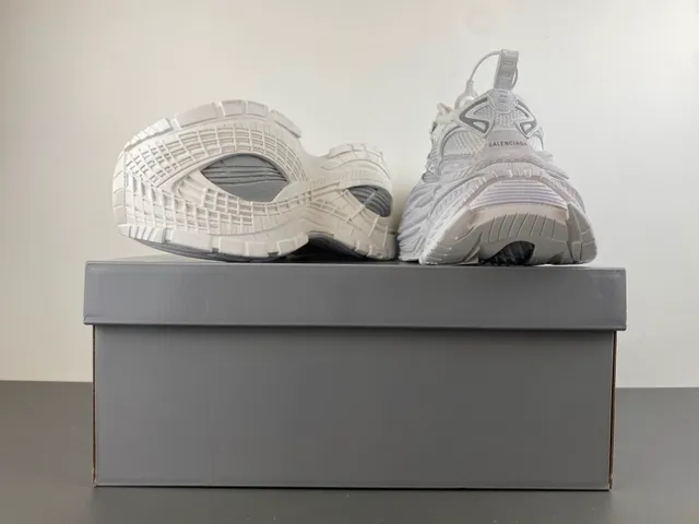 Balenciaga Tênis Chunky Brancos com Solado Esculpido, Malha Camada e Recobrimentos Sintéticos 16