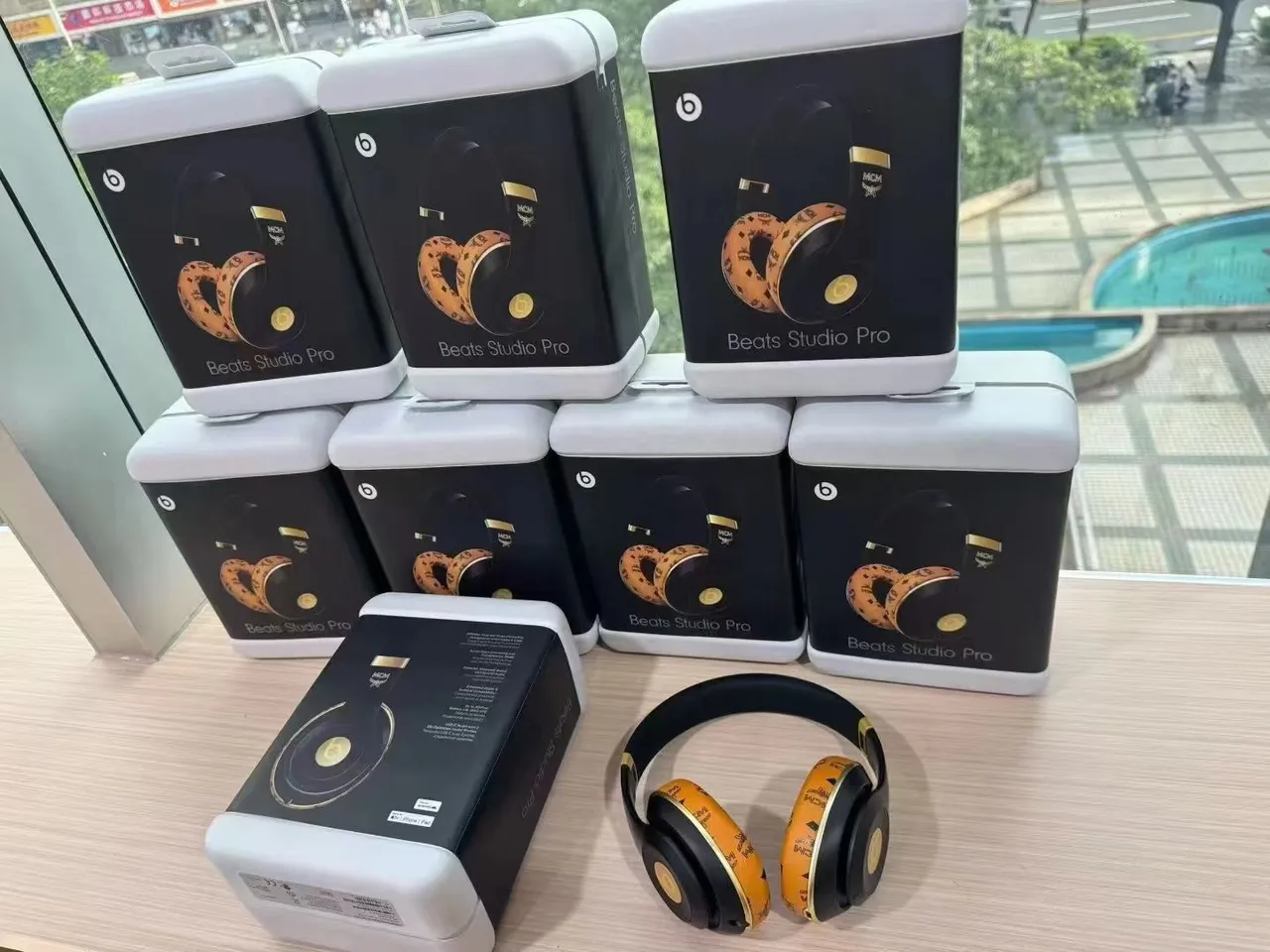 Beats Studio Pro x MCM سماعات فوق الأذن أسود وذهبي 2