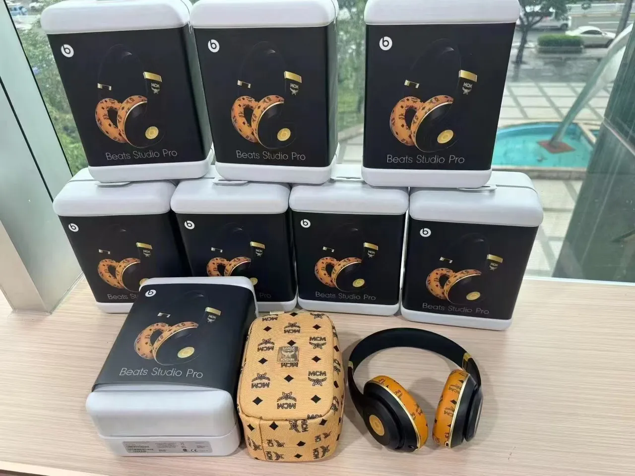 Beats Studio Pro x MCM سماعات فوق الأذن أسود وذهبي 8