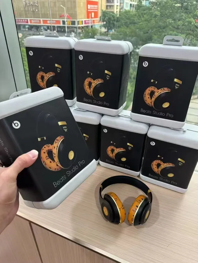 Beats Studio Pro x MCM سماعات فوق الأذن أسود وذهبي 9