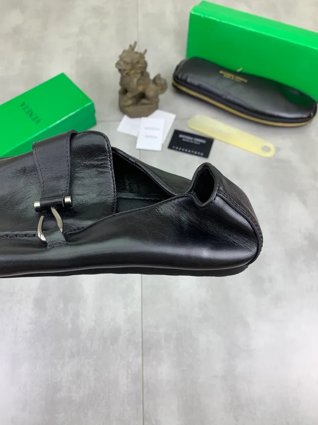 Bottega Veneta Andiamo مكاسين أسود جلد حزام 3