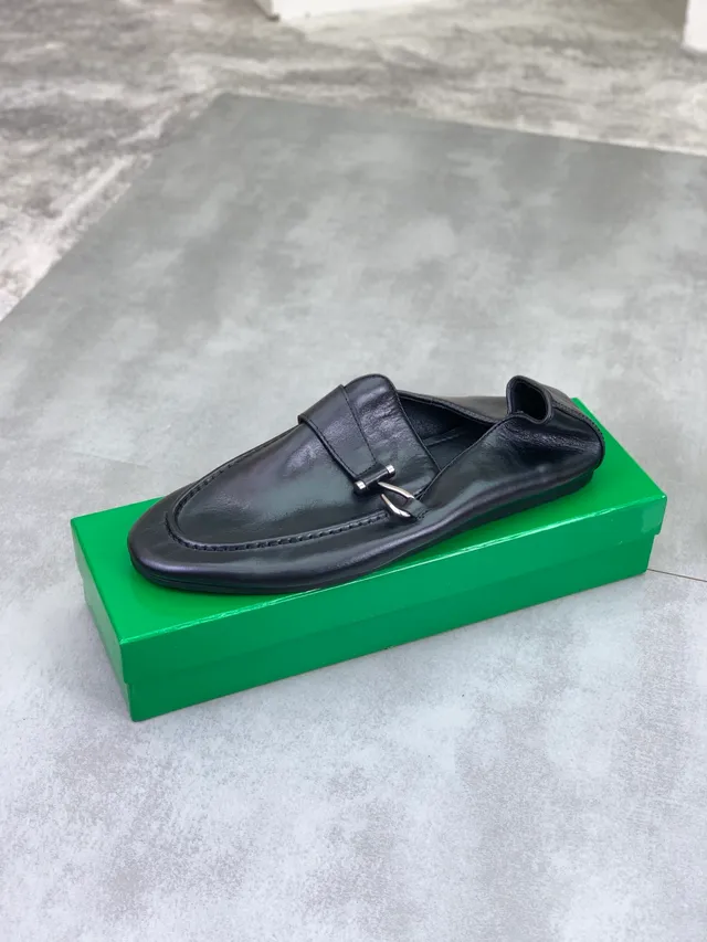 Bottega Veneta Andiamo مكاسين أسود جلد حزام 4