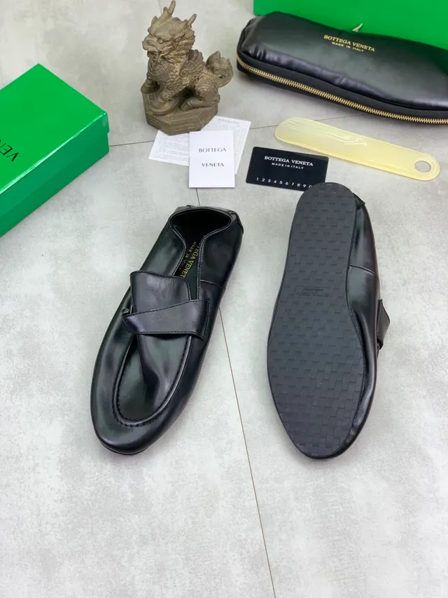Bottega Veneta Andiamo مكاسين أسود جلد حزام 5