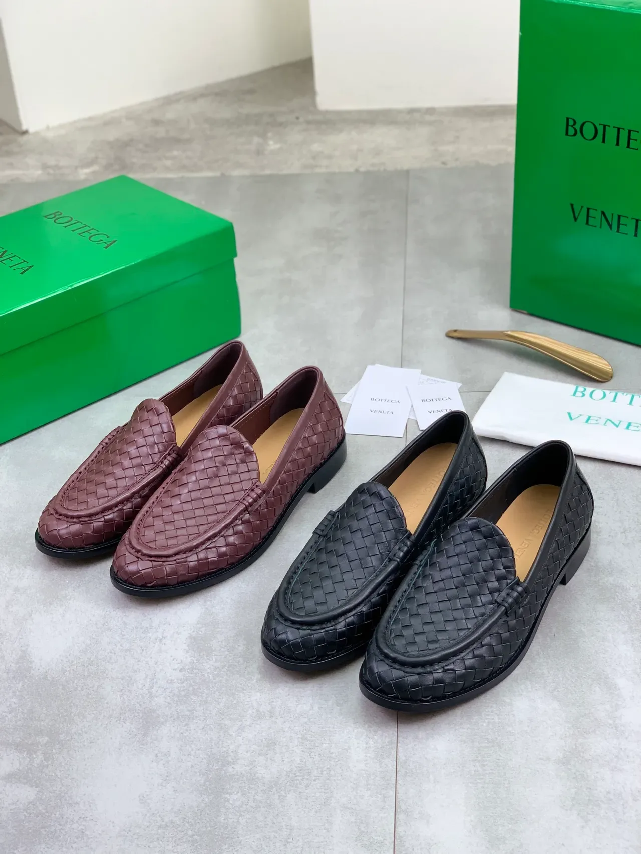 Bottega Veneta Andiamo Marron Noir Cuir Entrelacé Intrecciato Moccasin-Stitched Vamp Loafer 2