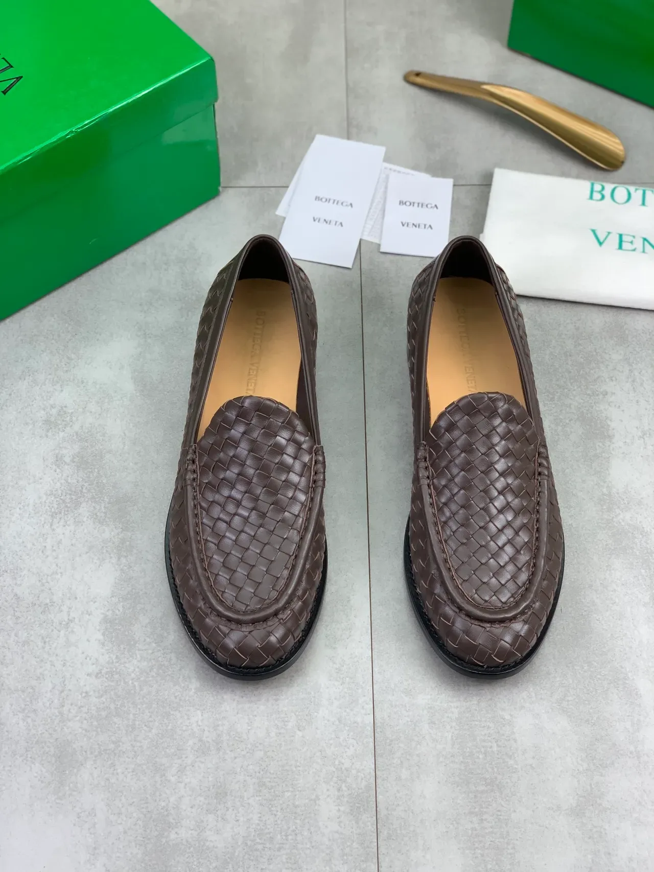 Bottega Veneta Andiamo Marron Noir Cuir Entrelacé Intrecciato Moccasin-Stitched Vamp Loafer 5