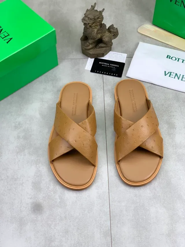 Bottega Veneta Andiamo Sandales à brides croisées en cuir d'autruche embossé 9
