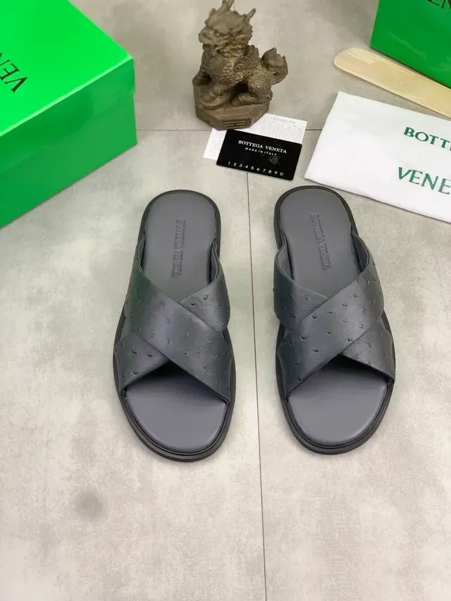 Bottega Veneta Andiamo Sandales à brides croisées en cuir d'autruche embossé 10