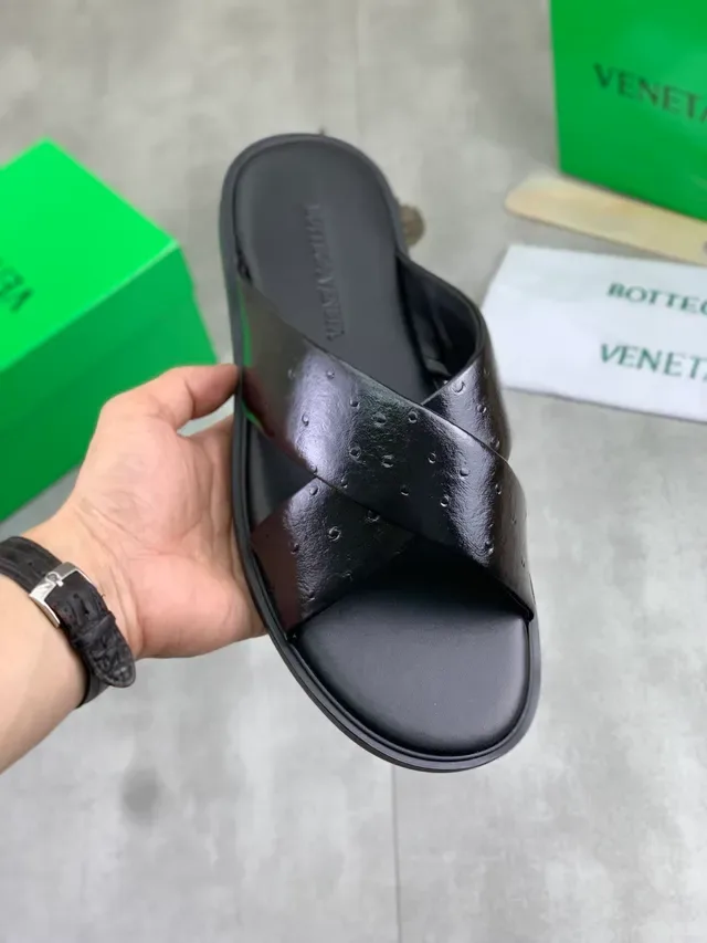 Bottega Veneta Andiamo Sandales à brides croisées en cuir d'autruche embossé 12