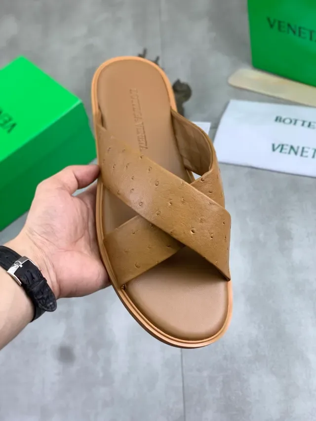 Bottega Veneta Andiamo Sandales à brides croisées en cuir d'autruche embossé 13