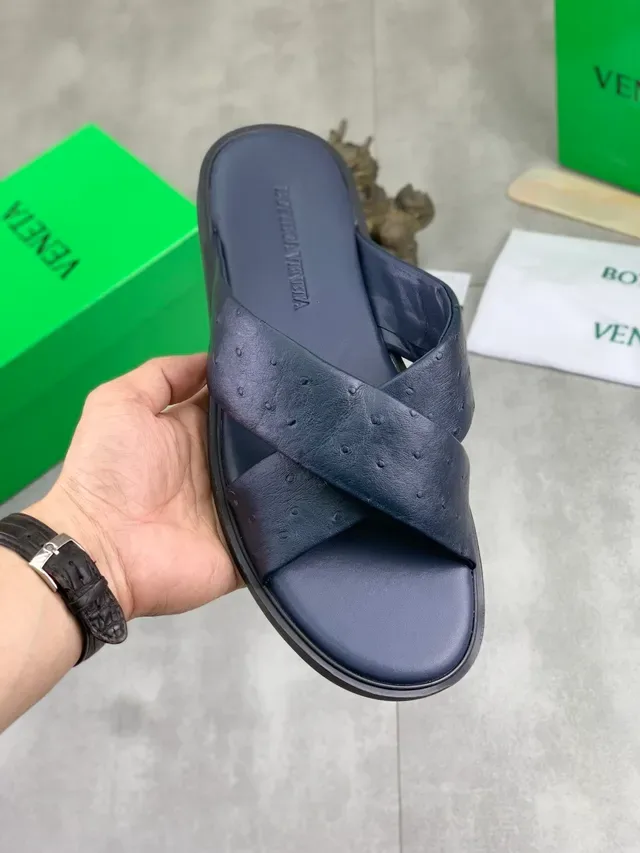 Bottega Veneta Andiamo Sandales à brides croisées en cuir d'autruche embossé 15