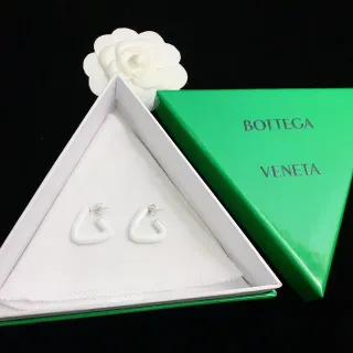 Bottega Veneta 不对称C形哑光白色耳环