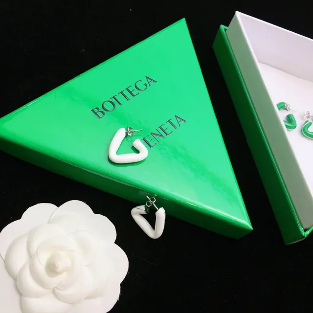 Bottega Veneta Brincos Assimétricos em Forma de C Mate Branco 2