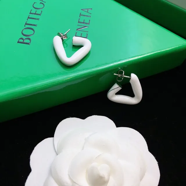 Bottega Veneta Brincos Assimétricos em Forma de C Mate Branco 4