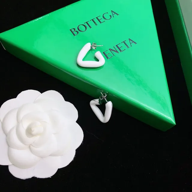 Bottega Veneta Brincos Assimétricos em Forma de C Mate Branco 5