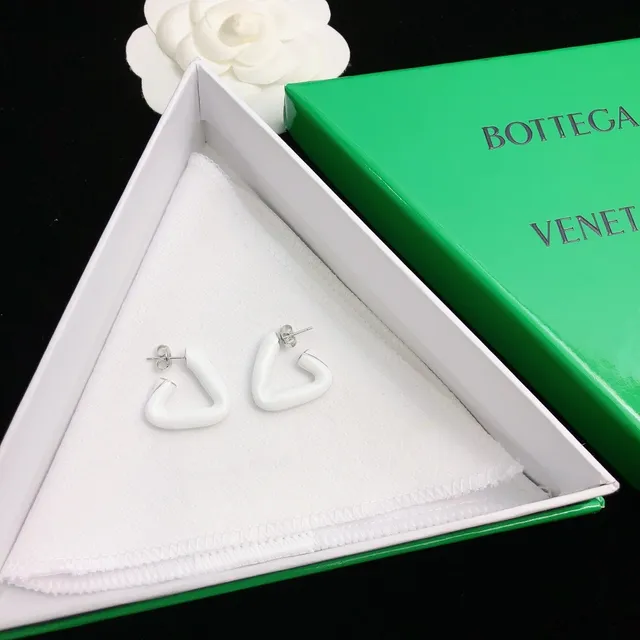 Bottega Veneta Brincos Assimétricos em Forma de C Mate Branco 7