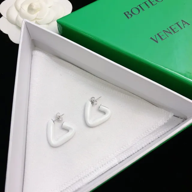 Bottega Veneta Brincos Assimétricos em Forma de C Mate Branco 8