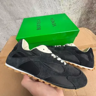 Bottega Veneta काला भूरा सूड और नायलॉन पैनलिंग क्रीम लाइनिंग लेस लाइफस्टाइल स्नीकर