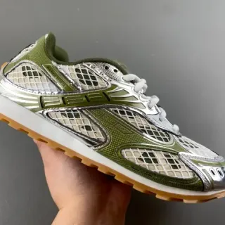 Bottega Veneta मेश एंड मेटालिक केज स्नीकर जैतून हरा जीवनशैली स्नीकर