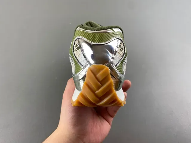 Bottega Veneta Sneaker Maille et Cage Métallique Vert Olive Sneakers lifestyle 4