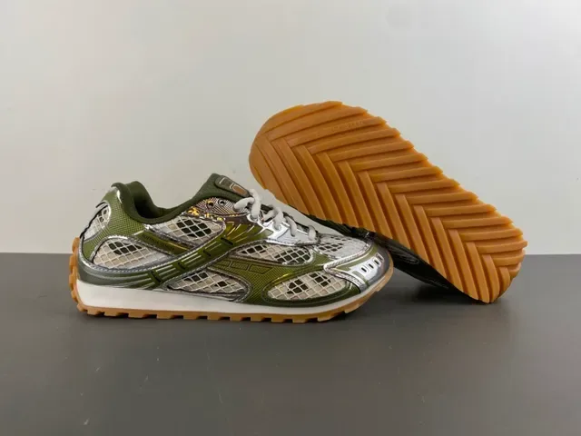 Bottega Veneta Sneaker Maille et Cage Métallique Vert Olive Sneakers lifestyle 11