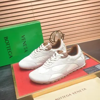 Bottega Veneta حذاء رياضي أسلوبي من السويدي بألوان أبيض فاتح وبني