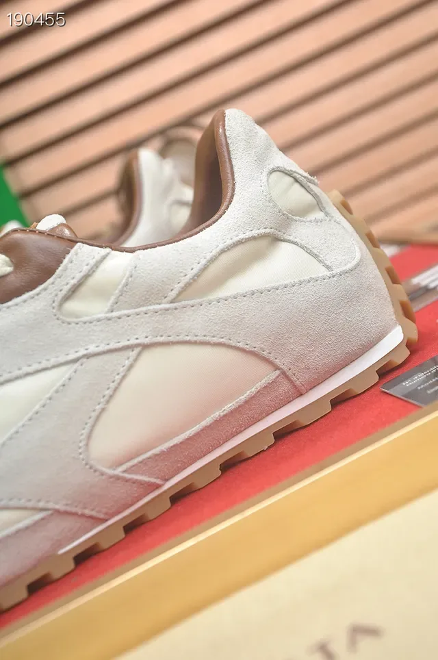 Bottega Veneta Tênis Lifestyle em Camurça Off-White e Marrom 3