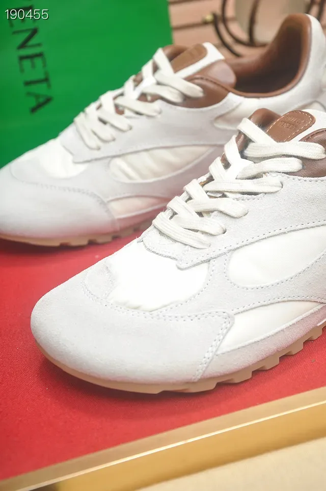 Bottega Veneta Tênis Lifestyle em Camurça Off-White e Marrom 4