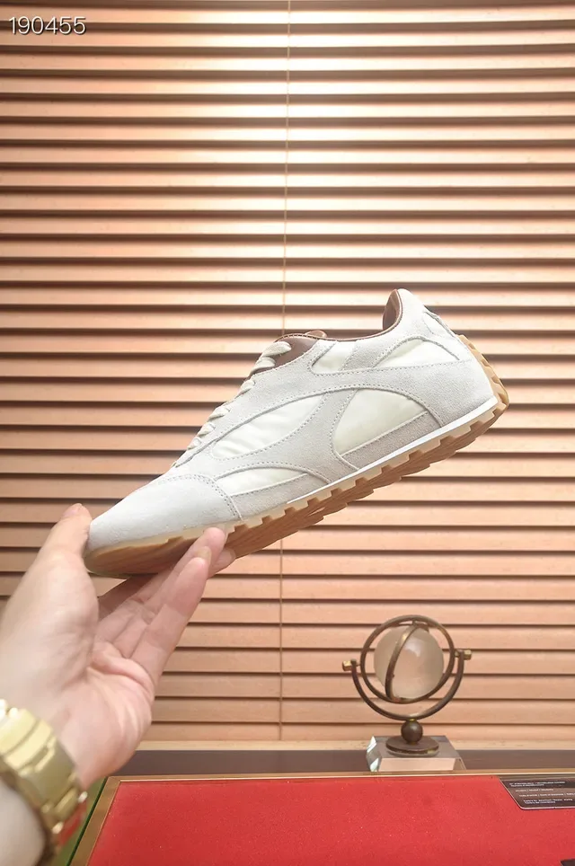 Bottega Veneta Tênis Lifestyle em Camurça Off-White e Marrom 5