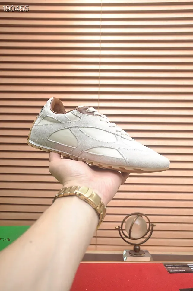 Bottega Veneta Tênis Lifestyle em Camurça Off-White e Marrom 6