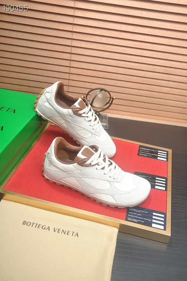 Bottega Veneta Tênis Lifestyle em Camurça Off-White e Marrom 7