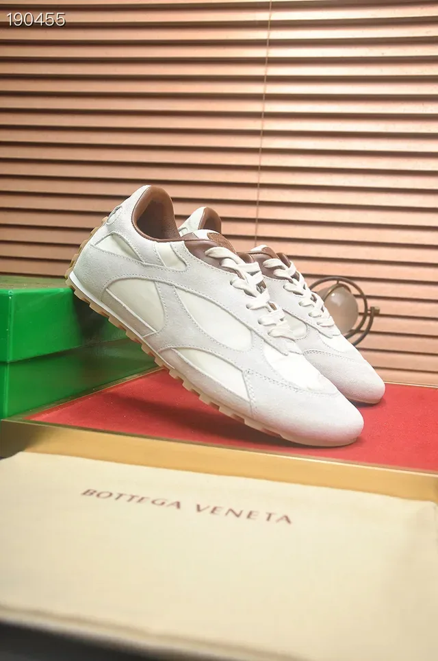 Bottega Veneta Tênis Lifestyle em Camurça Off-White e Marrom 8