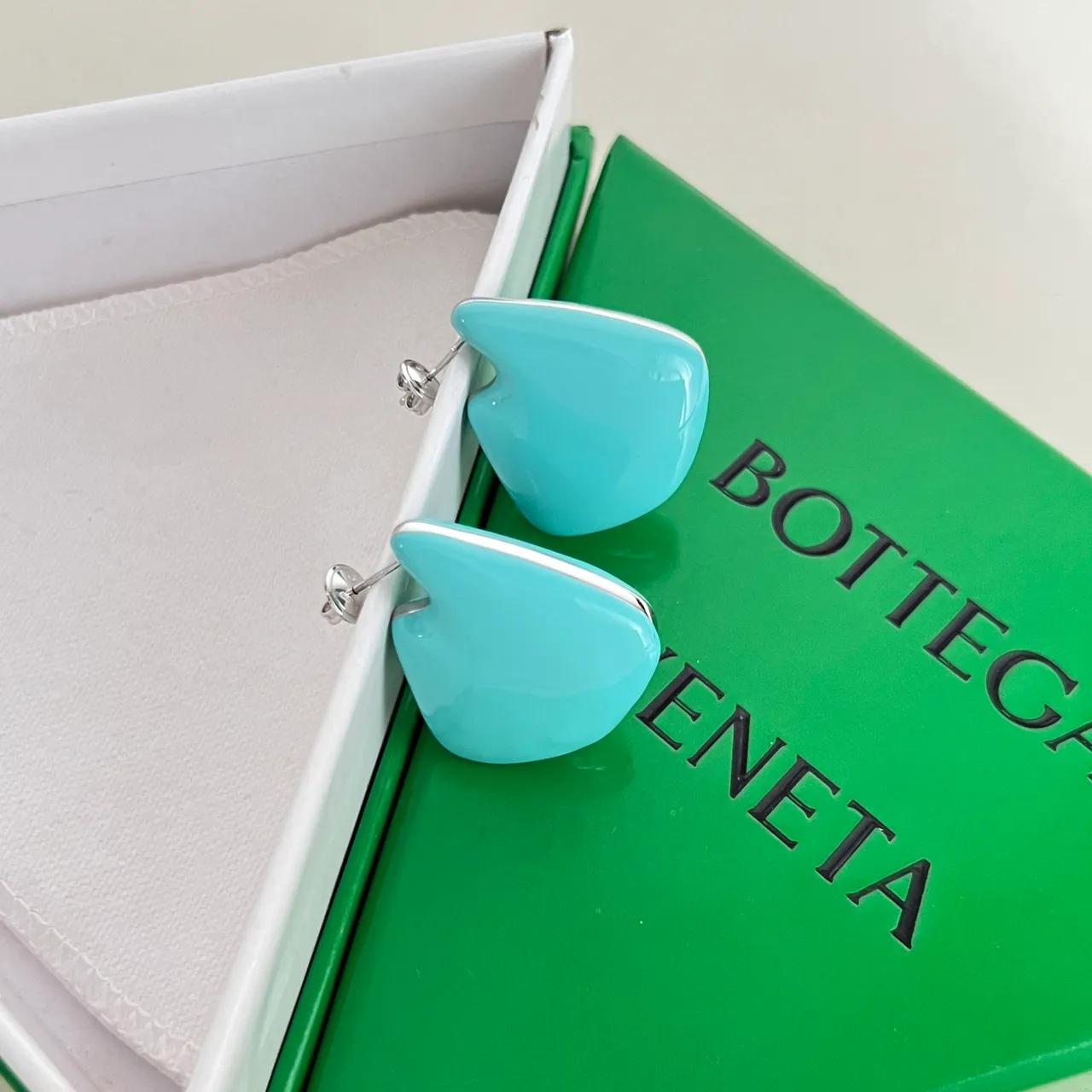 Bottega Veneta Boucles d'oreilles Stud Résine Turquoise Brillante 3