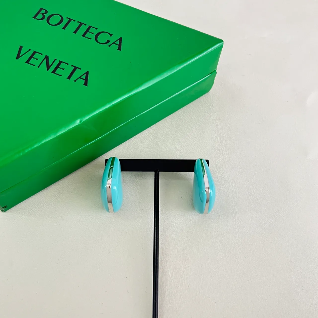 Bottega Veneta Boucles d'oreilles Stud Résine Turquoise Brillante 4