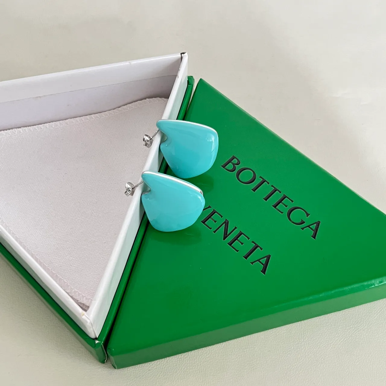 Bottega Veneta Boucles d'oreilles Stud Résine Turquoise Brillante 6